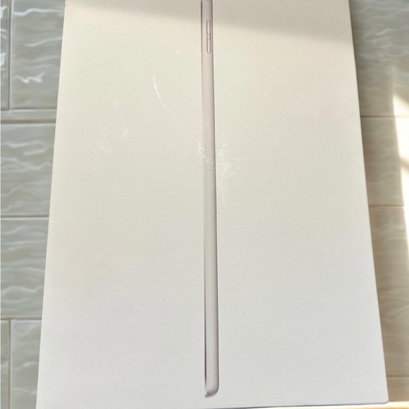 Apple iPad Packaging in Silver and Brown - Picture 2 of 2